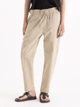 Pantalón de gabardina color bordó, de tiro medio con cintura elastizada y cordón regulable. Presenta calce relajado, corte recto y largo hasta los tobillos, con bolsillos laterales.