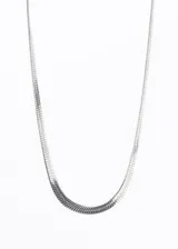 Cadena serpiente chata de acero quirúrgico color plateado, de 4mm de ancho y 45cm de largo.