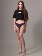 Colaless Calvin Klein color morado, de microfibra suave con bordes cortados a láser y cintura elástica con logo de la marca.