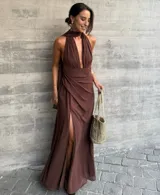 Vestido midi color marrón chocolate, con escote halter pronunciado y abertura lateral en la falda.