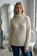 Sweater de cuello alto tipo polera, confeccionado en tejido de chenille con textura suave y diseño de trenzas verticales. Presenta puños y ruedo acanalados.