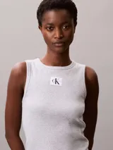 Musculosa de Calvin Klein confeccionada en tejido de canalé de algodón y elastano. Presenta un corte slim, cuello redondo y tirantes anchos, con el logo de la marca en una etiqueta sobre el pecho.