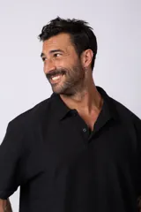 Chomba de manga corta con cuello polo, confeccionada en tejido de punto acanalado de textura pesada. Presenta un calce relajado y cuenta con una pequeña etiqueta distintiva en el ruedo.