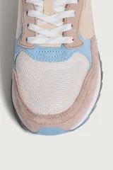 Zapatillas Hoff modelo Barcelona, con base blanca y detalles en rosa, beige y celeste.