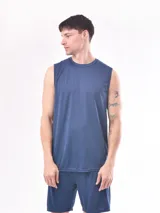 Musculosa azul de hombre con cuello redondo y sisas amplias.