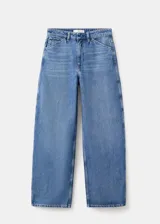 Jeans de denim de tiro medio y corte recto, con diseño clásico de cinco bolsillos y lavado azul medio.