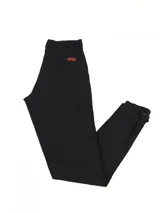 Bombacha de campo tradicional para mujer, de color negro, confeccionada en algodón con spandex. Cuenta con trabillas para cinto, bolsillos traseros ovejeros y botamangas con botones de ajuste.