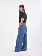 Pantalón de jean celeste de corte ancho y tiro alto.