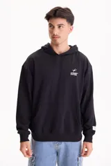 Buzo canguro oversize negro sin friza, con capucha, bolsillo delantero tipo canguro y pequeño estampado blanco en el pecho con la inscripción "Summer Culture".