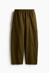 Pantalón cargo de tiro alto con cintura elástica, corte holgado y diseño de piernas globo con costuras visibles. Cuenta con bolsillos laterales tipo parche.