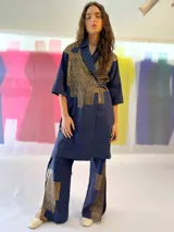 Blazer/Vestido azul con estampado en cobre laminado, solapa smoking y lazos a la altura de la cintura.