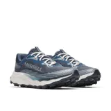 Championes de trail running Merrell modelo Agility Peak 6, color azul y gris con suela blanca y negra. Presentan parte superior de malla transpirable con detalles en TPU, cordones blancos y logo de la marca en el lateral.