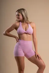 Top deportivo color lila con breteles finos y espalda cruzada.