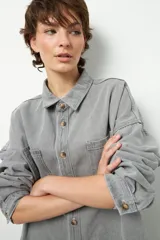 Sobrecamisa negra de algodón, de manga larga y corte unisex, con botones veteados.