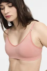Soutien tipo bralette color beige, sin costuras y sin aro, con copas removibles. Confeccionado en microfibra, tiene breteles regulables y broche doble en la espalda con tres medidas.