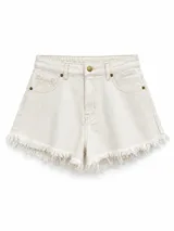 Short de denim color off-white, de tiro alto y corte clásico, con detalles de flecos deshilachados en el ruedo. Cuenta con bolsillos delanteros y traseros, y cierre frontal con botón metálico.