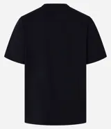 Remera básica de manga corta y cuello redondo, confeccionada en algodón suave y resistente. Presenta un diseño liso y corte clásico.