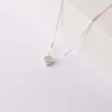 Gargantilla de plata 925 con dije circular de piedra luna.