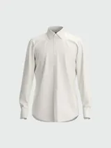 Camisa blanca de corte slim fit, confeccionada en twill de algodón elástico de fácil planchado, con cuello clásico y cierre frontal con botones.