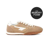 Championes deportivos Hi-Tec modelo Darcy, color tostado con detalles en blanco. Presentan una combinación de gamuza y material sintético, con suela de goma texturizada y tecnología de plantilla memory foam.