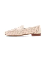 Mocasines de cuero napa color crema con diseño entrelazado, punta semicuidada, capellada estructurada con antifaz y suela plana con pequeño tacón.
