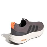 Championes urbanos Adidas sin cordones, confeccionados en tejido knit gris con detalles en negro y naranja. Presentan una suela de plataforma con tecnología Cloudfoam para mayor amortiguación.