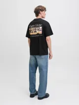 Remera de manga corta y cuello redondo con calce relajado. Confeccionada en algodón orgánico, presenta un diseño minimalista con una pequeña estampa tipográfica en el pecho.