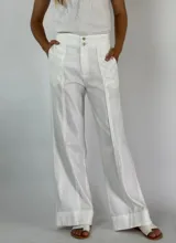 Pantalón plateado de corte recto, con bolsillos laterales y cintura alta.