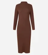 Vestido midi de punto acanalado, color negro, con cuello alto y mangas largas. Presenta un corte ajustado al cuerpo.