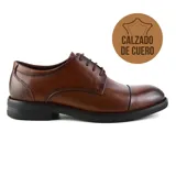 Zapato de vestir acordonado de cuero color marrón, con suela negra.