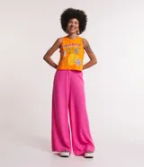 Pantalón modelo pantalona de corte amplio, confeccionado en una mezcla de viscosa y lino. Presenta cintura con botón, cierre de cremallera y bolsillos laterales.