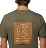 Remera Columbia para hombre, color verde militar, de manga corta y cuello redondo. Confeccionada en 100% algodón orgánico, cuenta con el logo de la marca bordado en pequeño en el pecho.