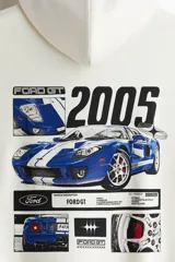 Canguro de algodón con capucha y cordones ajustables, bolsillo frontal tipo canguro, hombros caídos y puños acanalados. Presenta un estampado frontal con el logo de Ford GT.