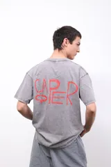 Remera gris de algodón con efecto acid wash, cuello redondo y mangas cortas. Presenta un pequeño logo estampado en el pecho y un estampado más grande en la espalda.