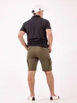 Bermuda cargo color verde militar con bolsillos laterales y traseros con solapa.