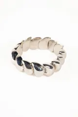 Pulsera plateada con eslabones ovalados.