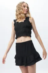 Top blanco sin mangas, elastizado y texturizado.