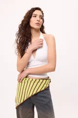 Top blanco con escote halter y espalda descubierta.