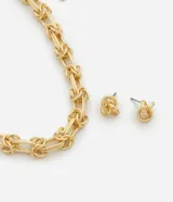 Conjunto de bijouterie compuesto por un collar de cadena con eslabones entrelazados formando nudos y un par de aros pequeños a juego con diseño de nudo y cierre por perno.