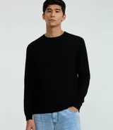 Suéter de punto color borgoña, con cuello redondo, sisas ligeramente desplazadas y bajo y puños acanalados.