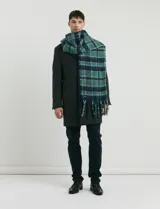 Bufanda de estilo escocés con textura suave, diseño a cuadros en tonos azul y verde, con flecos en los extremos.