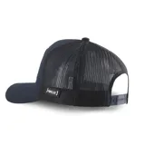 Gorra tipo trucker color azul marino con panel frontal de algodón y paneles laterales y traseros de malla. Presenta un parche rectangular en el frente con una ilustración de Goku en escala de grises.