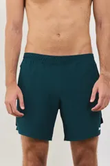Short deportivo de hombre, confeccionado en tejido liviano y respirable con spandex para mayor movilidad. Presenta cintura elástica de 4 cm, bolsillos laterales y logo de la marca estampado en el ruedo. Diseño de largo medio con aberturas laterales.