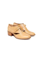 Zapato de cuero color camel con diseño de texturas combinadas, presentando un acabado liso en la puntera y una textura tipo reptil en la parte posterior. Cuenta con un corte lateral, cierre con hebilla dorada y tacón cuadrado de altura media.
