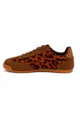Zapatillas de estilo urbano con estampado animal print de leopardo, combinadas con detalles en gamuza marrón y suela de goma.