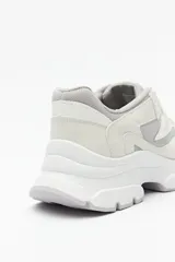 Zapatillas negras con recortes en gamuza y textil transpirable, cordones a tono y plataforma de 5cm de alto.