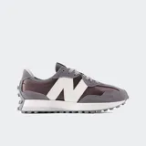 Championes New Balance 327, color gris oscuro con la característica letra "N" en blanco en el lateral, suela dentada y detalles de gamuza.