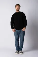 Sweater de tejido grueso con cuello redondo, mangas largas con puños acanalados y corte relajado.