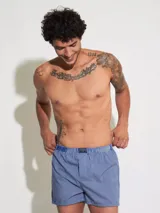 Bóxer Kevingston de algodón blanco con estampado integral de labios rojos. Cuenta con cintura elastizada y etiqueta de la marca en el frente.