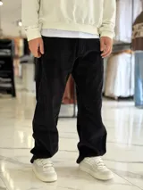 Pantalón baggy de pana color negro, con diseño de corte recto y holgado.